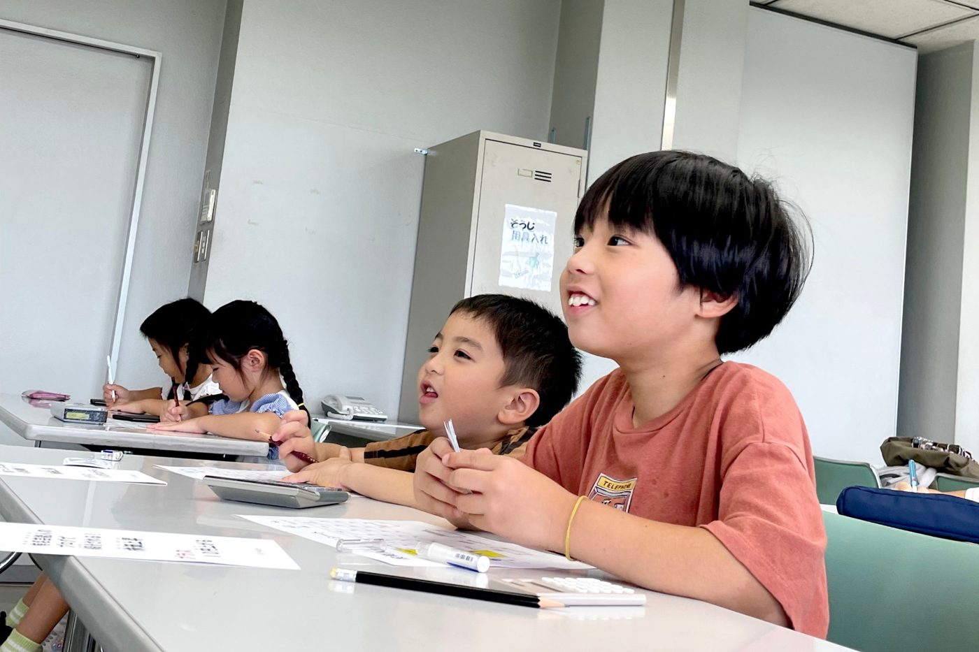 笑顔で話を聞く子どもたち
